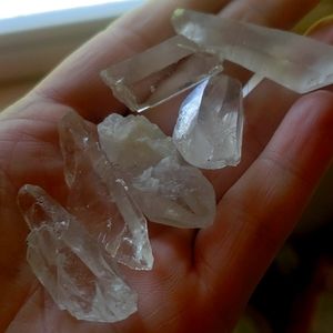 QUARTZ CRYSTAL 🔮 LOT / SMALL LOT ( MED SIZED STONES..SEE DETAILS/ WORLD 🌎 CAPI